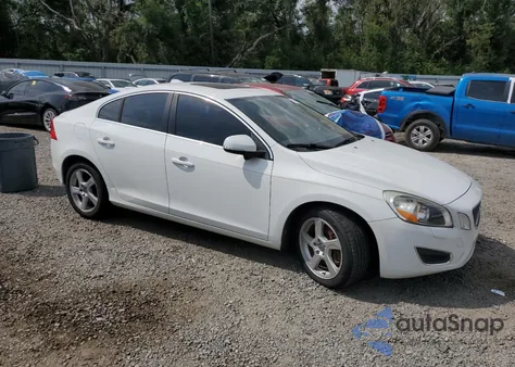 2013 Volvo S60 T5 z USA, uszkodzony, nr VIN YV1612FS1D1223315